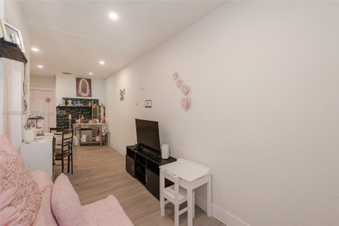 Villa ou maison à louer à Miami, Floride: 2 chambres, 132.66 m2 № 2027157 - photo 4