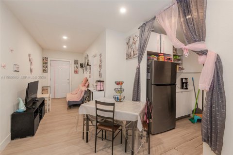 Villa ou maison à louer à Miami, Floride: 2 chambres, 132.66 m2 № 2027157 - photo 12