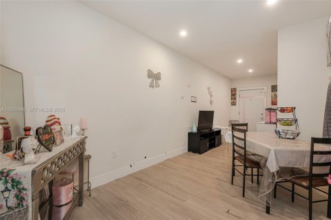 Villa ou maison à louer à Miami, Floride: 2 chambres, 132.66 m2 № 2027157 - photo 11