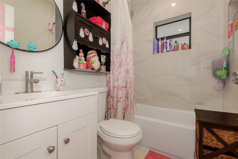 Villa ou maison à louer à Miami, Floride: 2 chambres, 132.66 m2 № 2027157 - photo 19