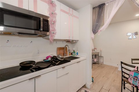 Villa ou maison à louer à Miami, Floride: 2 chambres, 132.66 m2 № 2027157 - photo 7