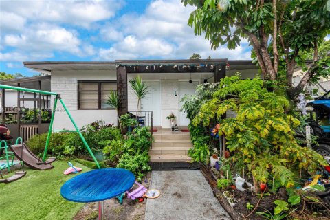 Villa ou maison à louer à Miami, Floride: 2 chambres, 132.66 m2 № 2027157 - photo 2
