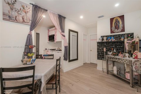 Villa ou maison à louer à Miami, Floride: 2 chambres, 132.66 m2 № 2027157 - photo 9