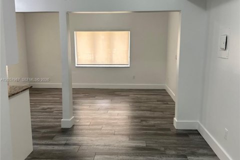 Villa ou maison à louer à Miami, Floride: 1 chambre, 65.03 m2 № 2168386 - photo 10