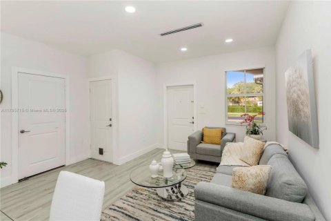 Townhouse in Miami, Florida 3 bedrooms, 133.97 sq.m. № 1860930 - photo 8