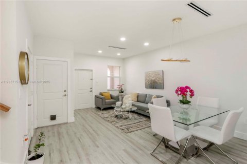 Townhouse in Miami, Florida 3 bedrooms, 133.97 sq.m. № 1860930 - photo 10