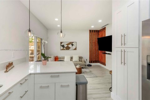 Townhouse in Miami, Florida 3 bedrooms, 133.97 sq.m. № 1860930 - photo 14