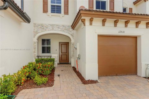 Townhouse in Miami, Florida 3 bedrooms, 133.97 sq.m. № 1860930 - photo 2