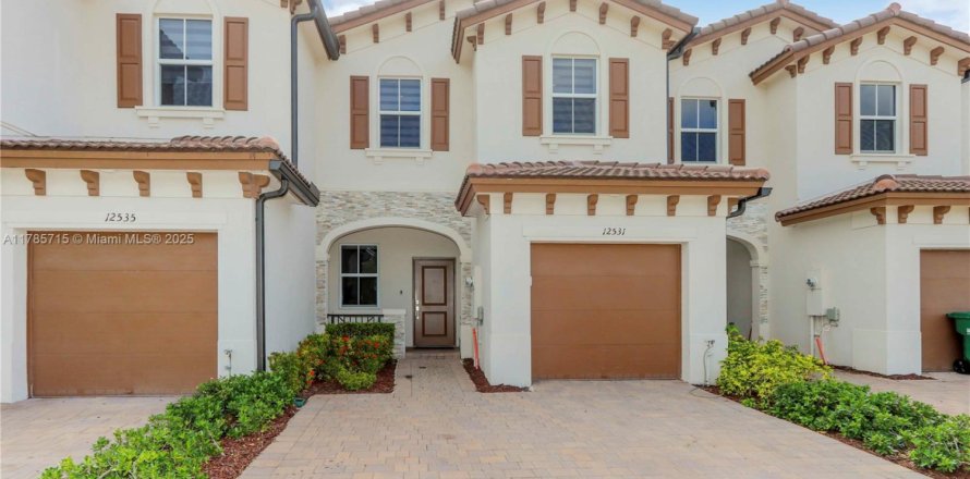 Townhouse in Miami, Florida 3 bedrooms, 133.97 sq.m. № 1860930