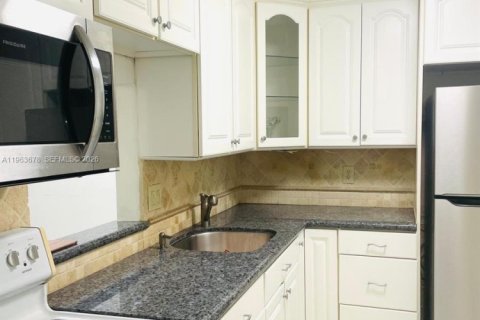 Copropriété à louer à Miami, Floride: 1 chambre, 83.43 m2 № 2025634 - photo 5