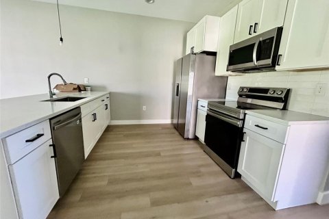 Propiedad comercial en venta en Port Charlotte, Florida, 6 dormitorios, 221.39 m2 № 2216783 - foto 4