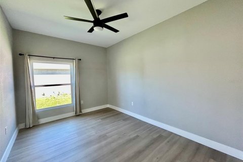 Propiedad comercial en venta en Port Charlotte, Florida, 6 dormitorios, 221.39 m2 № 2216783 - foto 12