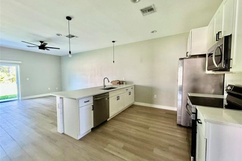 Propiedad comercial en venta en Port Charlotte, Florida, 6 dormitorios, 221.39 m2 № 2216783 - foto 3