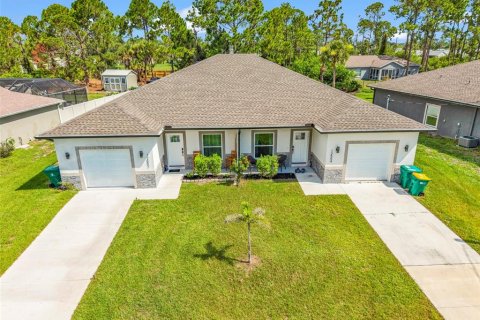 Commercial property in Port Charlotte, Florida 6 bedrooms, 221.39 sq.m. № 2216783