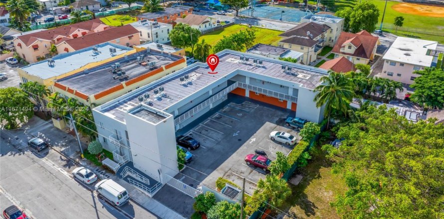 Commercial property in Miami, Florida № 1867903