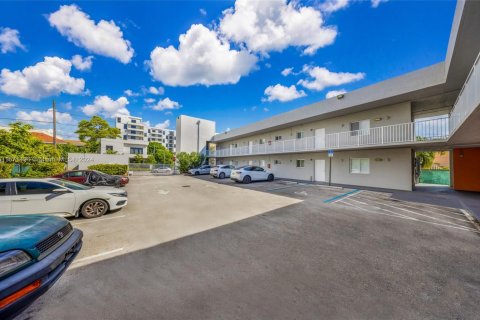 Commercial property in Miami, Florida № 1867903 - photo 2