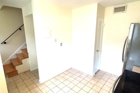 Condo in Lake Worth, Florida, 2 bedrooms № 2191030 - photo 13