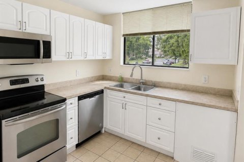 Condo in Lake Worth, Florida, 2 bedrooms № 2191030 - photo 12