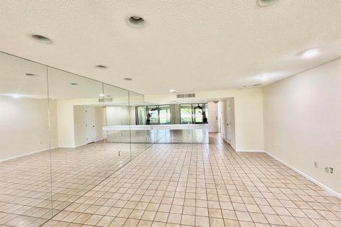 Condo in Lake Worth, Florida, 2 bedrooms № 2191030 - photo 3