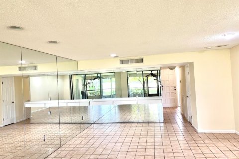 Condo in Lake Worth, Florida, 2 bedrooms № 2191030 - photo 2