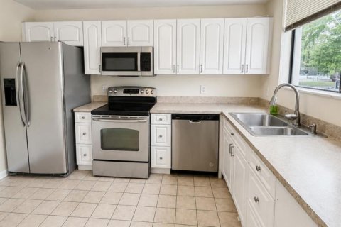 Condo in Lake Worth, Florida, 2 bedrooms № 2191030 - photo 11