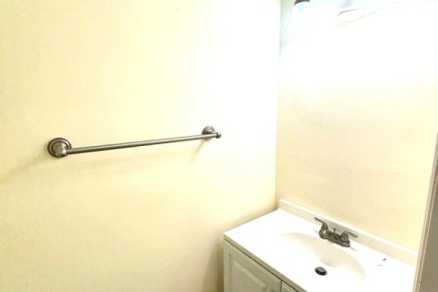 Condo in Lake Worth, Florida, 2 bedrooms № 2191030 - photo 9
