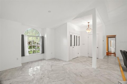 House in New Port Richey, Florida 3 bedrooms, 184.6 sq.m. № 2155682 - photo 5
