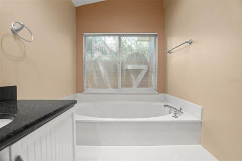 House in New Port Richey, Florida 3 bedrooms, 184.6 sq.m. № 2155682 - photo 11