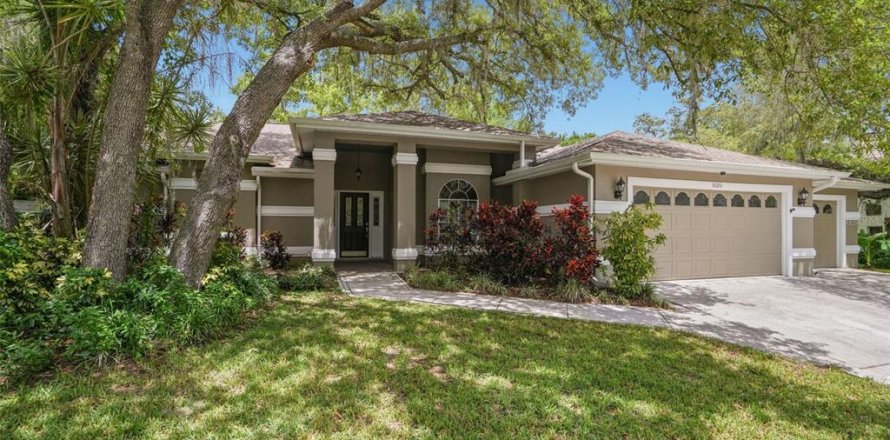 House in New Port Richey, Florida 3 bedrooms, 184.6 sq.m. № 2155682
