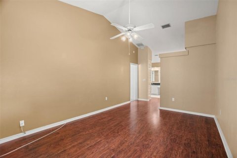 House in New Port Richey, Florida 3 bedrooms, 184.6 sq.m. № 2155682 - photo 8