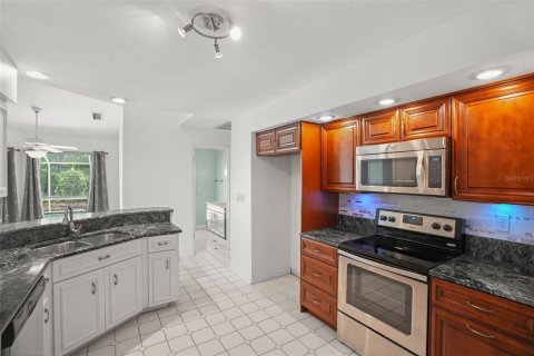House in New Port Richey, Florida 3 bedrooms, 184.6 sq.m. № 2155682 - photo 14