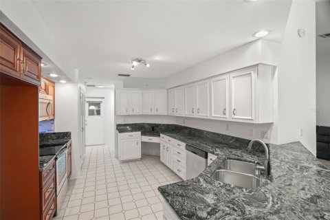 House in New Port Richey, Florida 3 bedrooms, 184.6 sq.m. № 2155682 - photo 13