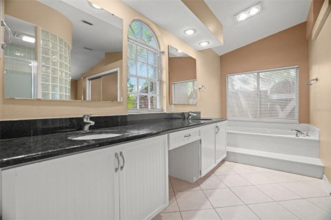 House in New Port Richey, Florida 3 bedrooms, 184.6 sq.m. № 2155682 - photo 10