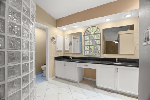 House in New Port Richey, Florida 3 bedrooms, 184.6 sq.m. № 2155682 - photo 9