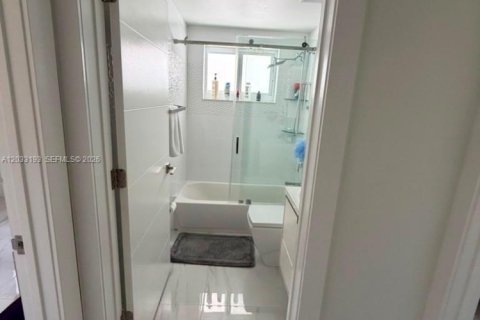 Снять в аренду виллу или дом в Майами, Флорида 4 спальни, 216.93м2, № 2077458 - фото 13