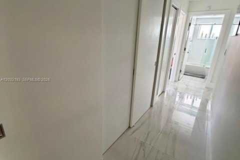 Снять в аренду виллу или дом в Майами, Флорида 4 спальни, 216.93м2, № 2077458 - фото 16