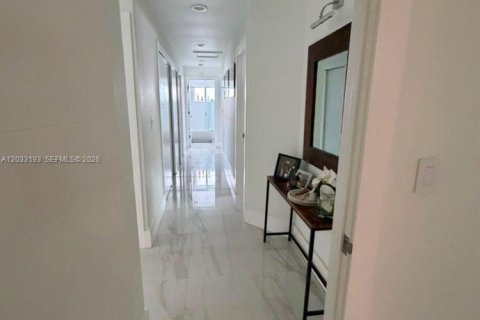 Снять в аренду виллу или дом в Майами, Флорида 4 спальни, 216.93м2, № 2077458 - фото 7