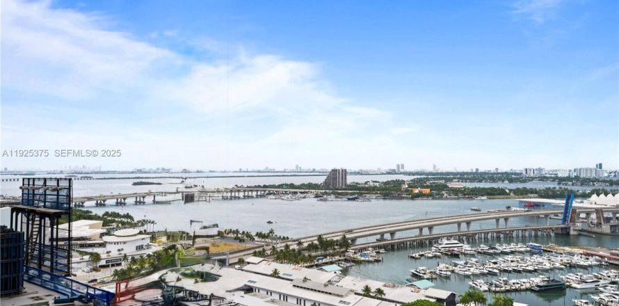 Condominio en Miami, Florida, 1 dormitorio № 1983897