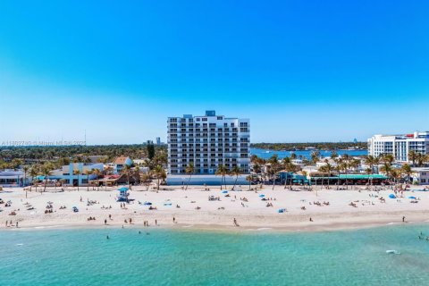 Condo in Hollywood, Florida, 2 bedrooms  № 1727465 - photo 1