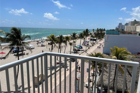 Condo in Hollywood, Florida, 2 bedrooms  № 1727465 - photo 3