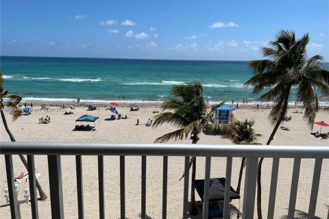 Condo in Hollywood, Florida, 2 bedrooms  № 1727465 - photo 4