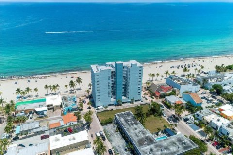 Condo in Hollywood, Florida, 2 bedrooms  № 1727465 - photo 19