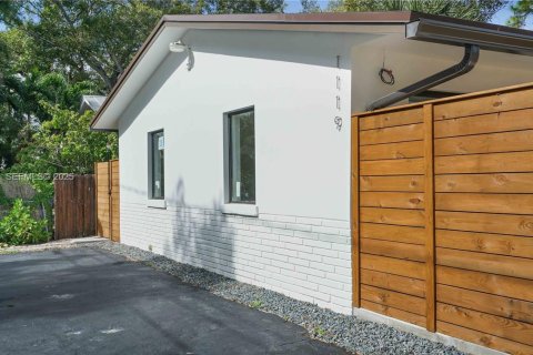 Снять в аренду виллу или дом в Форт-Лодердейл, Флорида 1 спальня, 53.42м2, № 1985696 - фото 3