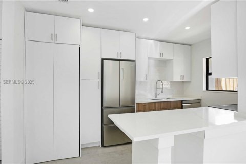 Снять в аренду виллу или дом в Форт-Лодердейл, Флорида 1 спальня, 53.42м2, № 1985696 - фото 29