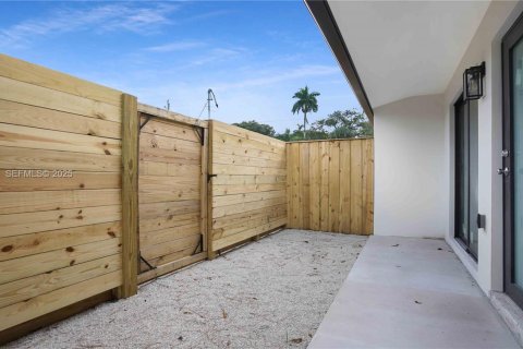 Снять в аренду виллу или дом в Форт-Лодердейл, Флорида 1 спальня, 53.42м2, № 1985696 - фото 8