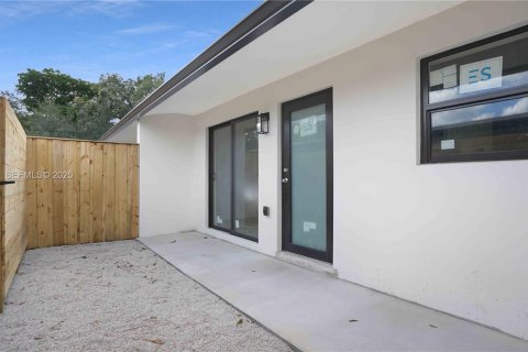 Снять в аренду виллу или дом в Форт-Лодердейл, Флорида 1 спальня, 53.42м2, № 1985696 - фото 2