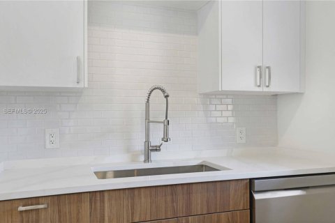 Снять в аренду виллу или дом в Форт-Лодердейл, Флорида 1 спальня, 53.42м2, № 1985696 - фото 19