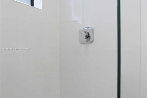 Снять в аренду виллу или дом в Форт-Лодердейл, Флорида 1 спальня, 53.42м2, № 1985696 - фото 20