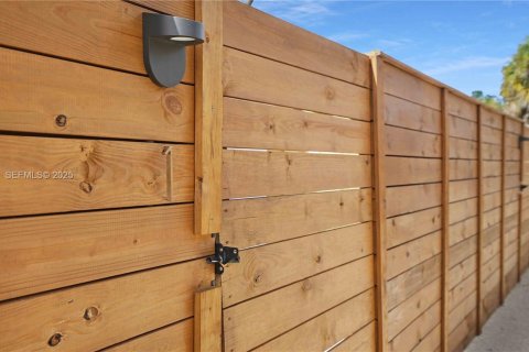 Снять в аренду виллу или дом в Форт-Лодердейл, Флорида 1 спальня, 53.42м2, № 1985696 - фото 7