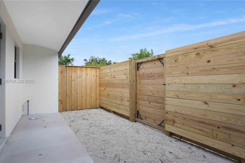 Снять в аренду виллу или дом в Форт-Лодердейл, Флорида 1 спальня, 53.42м2, № 1985696 - фото 6